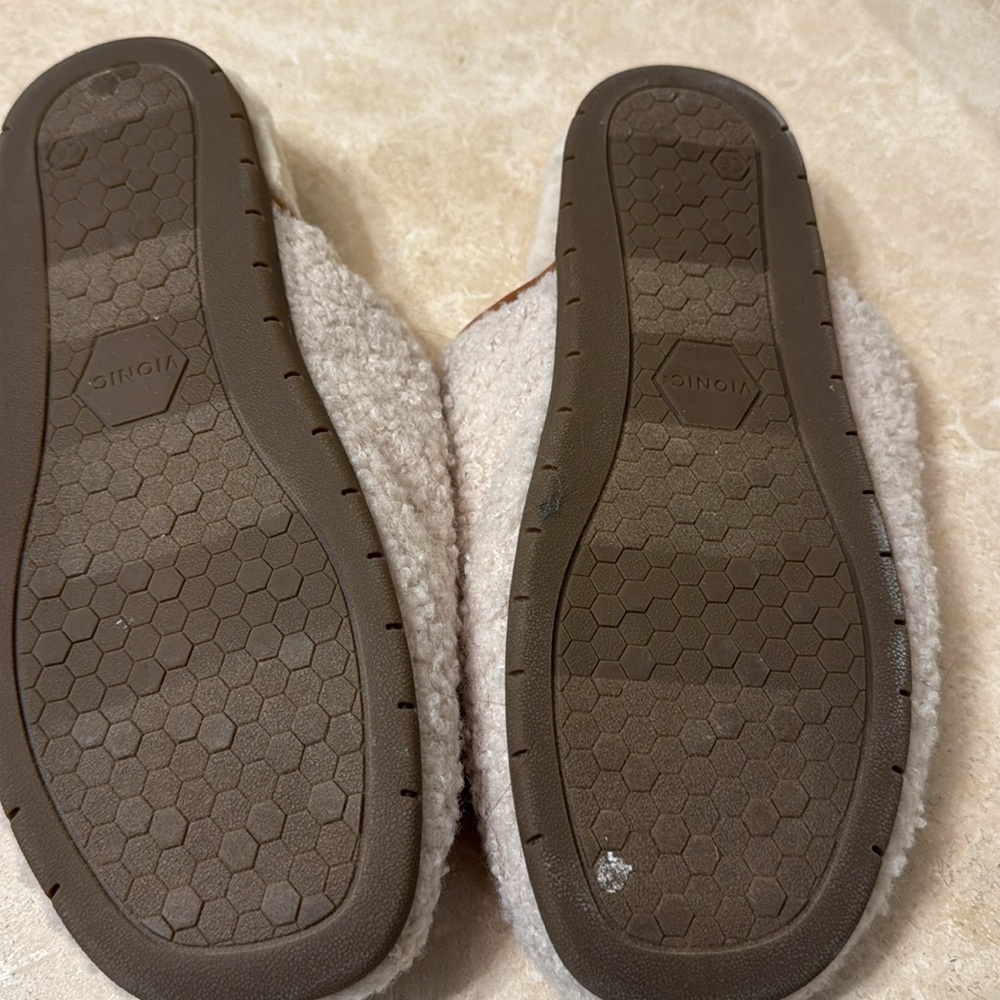 Vionic slipper. Excellent condition imo. - Picture 2 of 4